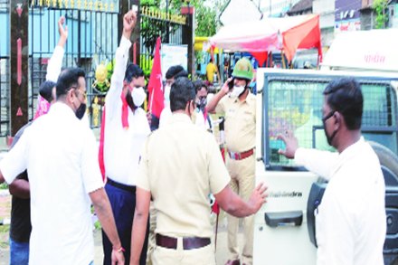कांदा निर्यातबंदीच्या विरोधात भारतीय कम्युनिस्ट पक्ष व किसान सभेने मंगळवारी नगरमध्ये आंदोलन केले.