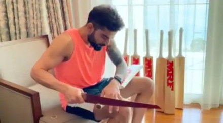 Video : पाहा, विराट कशी घेतो स्वतःच्या बॅटची काळजी