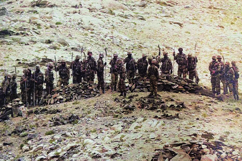 पूर्व लडाखमधील मुखपरी येथे प्रत्यक्ष ताबारेषेजवळ सोमवारी जमलेले चिनी सैन्य. भाले, लोखंडी शिगा आणि अन्य शस्त्रांसह या सैन्याने भारतीय जवानांना चिथावण्याचा प्रयत्न केला.