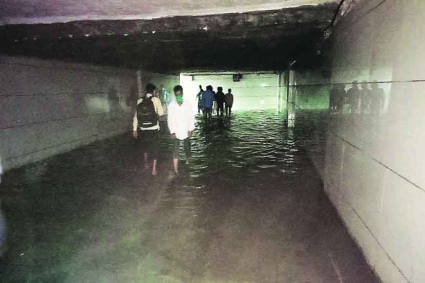 भुयारी मार्गात गळतीमुळे तळे