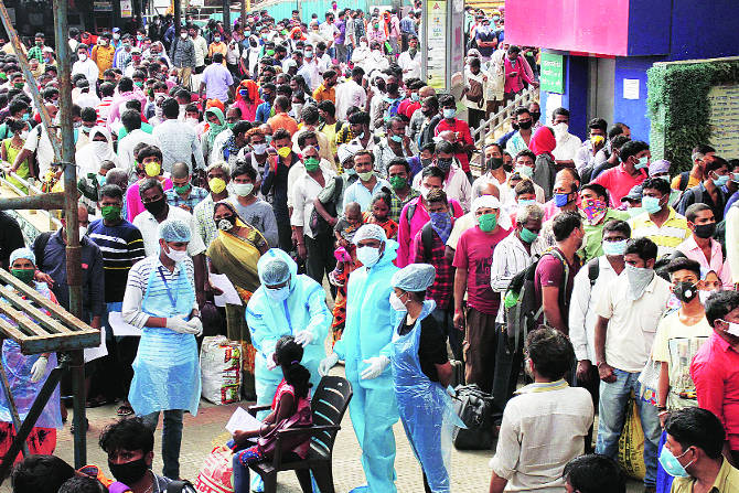 प्लेगच्या साथीच्या आठवणी केवळ गोष्टीरूपात ऐकलेल्या आजच्या पिढय़ांना- कोविडचा रुग्ण सापडला की त्याचं संपूर्ण विलगीकरण करायचं, त्याची शुश्रूषा करायला अगदी जवळचे नातेवाईकही त्याच्याबरोबर रुग्णालयात जाऊ शकत नाहीत ही कल्पना असह्य़ आणि अतार्किक वाटायला लागली.