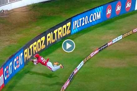 VIDEO: अविश्वसनीय! हवेत झेप घेत सीमारेषेबाहेरून अडवला सिक्सर…
