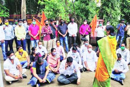 मराठा क्रांती मोर्चाच्या पदाधिकाऱ्यांशी संवाद साधताना आमदार सीमा हिरे.