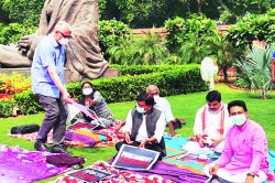 आठ खासदार निलंबित