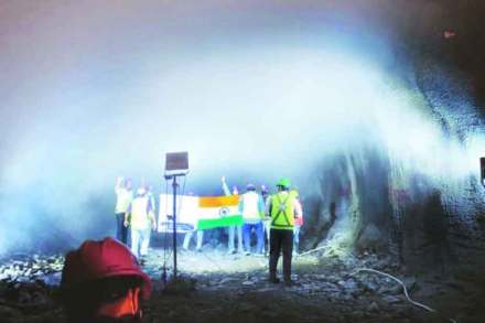 भुयारी मेट्रोचा आव्हानात्मक टप्पा पूर्ण झाल्यानंतर अधिकारी वर्गाकडून बोगद्यामध्ये तिरंगा फडकावून जल्लोष करण्यात आला.