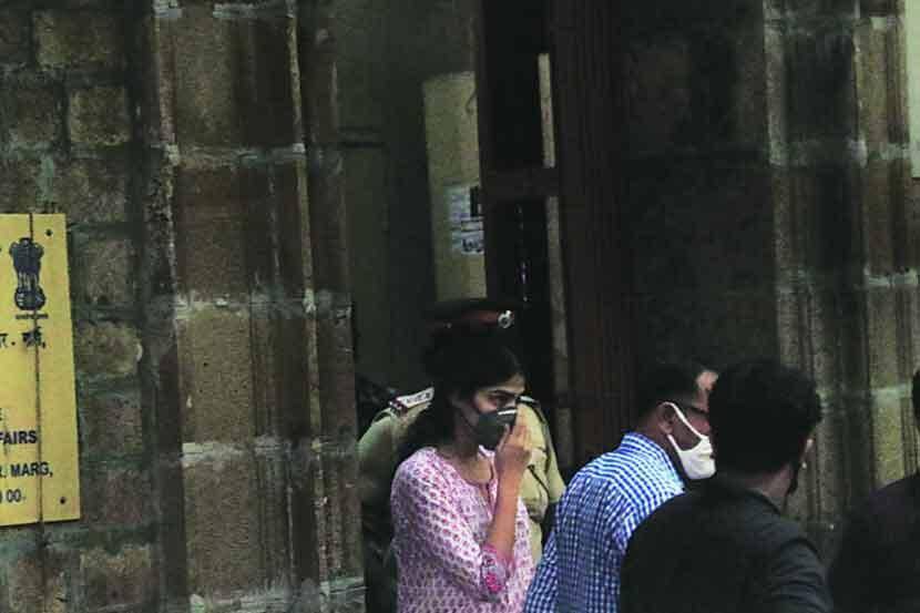 बोगस प्रिस्क्रिप्शन दिल्याचा आरोप; सुशांतच्या बहिणीविरोधात रियानं दाखल केली तक्रार