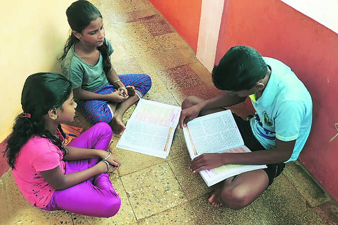 दहावी-बारावीच्या मुलांनी बालशिक्षक होऊन गावातल्या इतर लहान मुलांना  शिकवायला सुरुवात केली.. वाडीतल्या विठ्ठल मंदिरात विद्यामंदिर भरवलं गेलं.