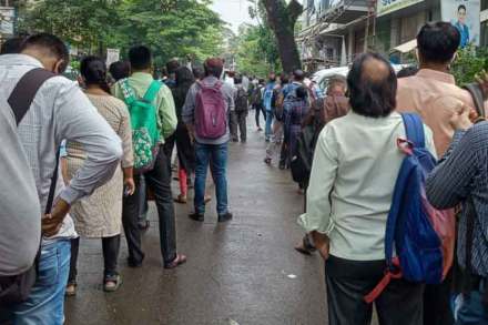 नोकरदारांना करोनापेक्षा प्रवासाची चिंता