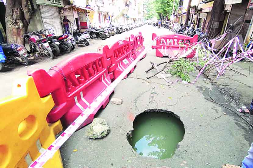 ठाण्यात लोकमान्यनगरचा रस्ता खचला