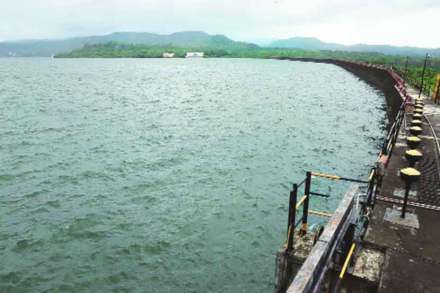 जिल्ह्य़ातील चार धरणे पूर्ण क्षमतेने भरण्याची प्रतीक्षा