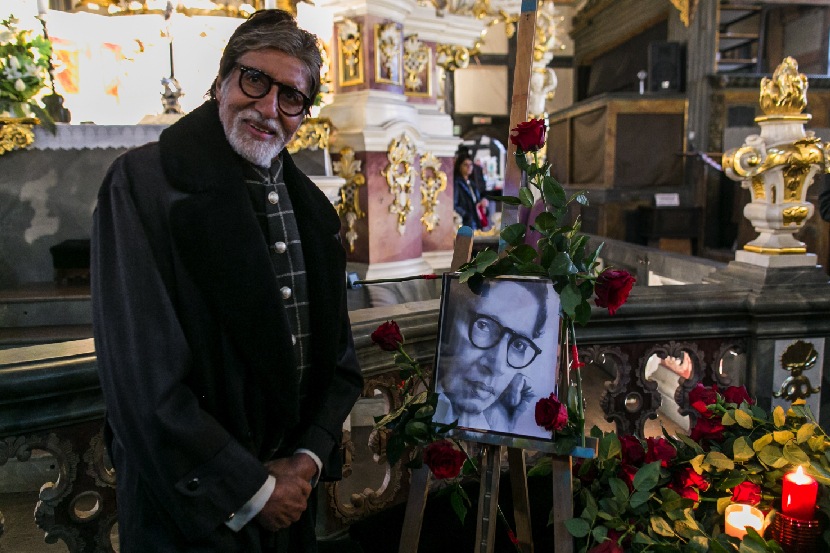 पोलंडमधील रस्त्याला हरिवंशराय बच्चन यांचं नाव; फोटो पाहून बिग बी झाले भावूक