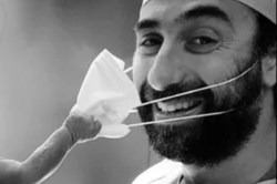 नवजात अर्भकाचा हा फोटो अनेकांना वाटतोय शुभ संदेश; जाणून घ्या कारण