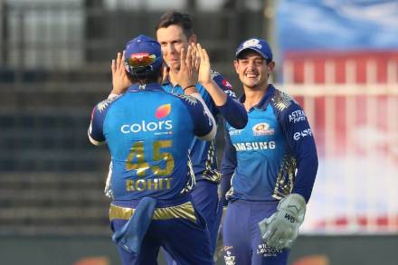 IPL 2020 : गोलंदाज रणनिती सांगतात, मी फक्त फिल्डींग लावतो ! रोहितने केलं सहकाऱ्यांचं कौतुक