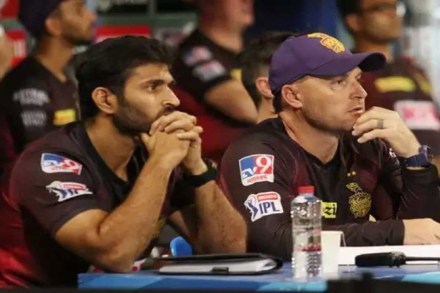 IPL 2020 : RCB विरुद्ध मानहानीकारक पराभवानंतर फलंदाजांवर भडकला ब्रँडन मॅक्युलम