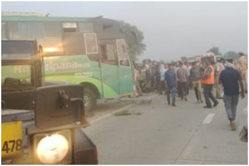४५ यात्रेकरूंना घेऊन निघालेली बस उलटली