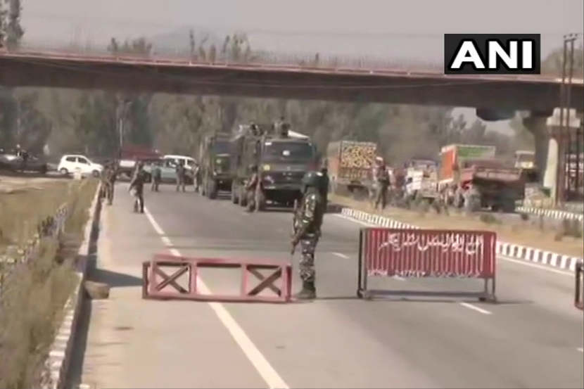 पंपोर : येथे सीआरपीएफच्या पथकावर दहशतवाद्यांनी गोळीबार केला. यात दोन जवान शहीद झाले. यावेळी महामार्गावरील वाहतूक थांबवण्यात आली.