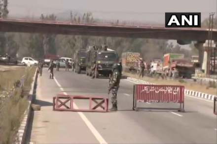 पंपोर : येथे सीआरपीएफच्या पथकावर दहशतवाद्यांनी गोळीबार केला. यात दोन जवान शहीद झाले. यावेळी महामार्गावरील वाहतूक थांबवण्यात आली.