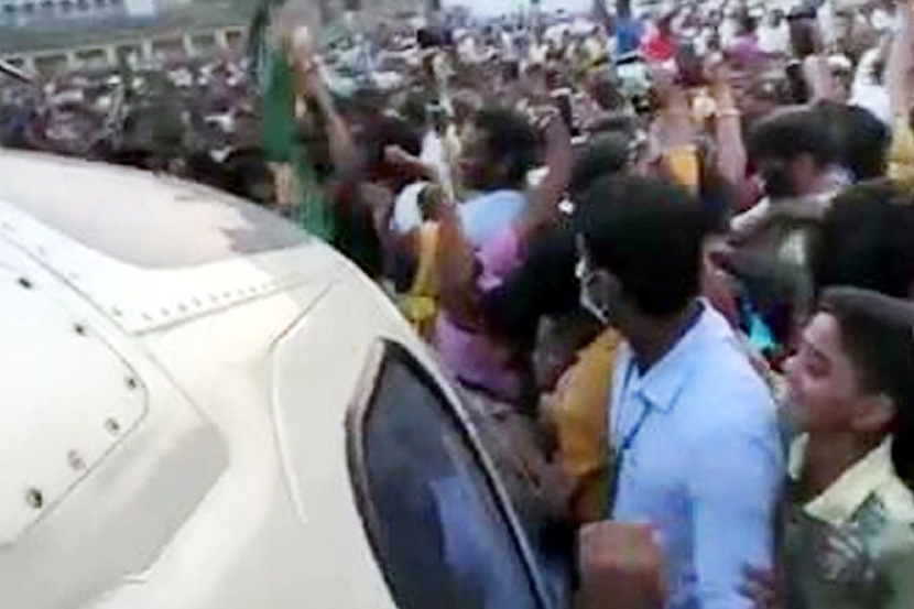 Video : तेजस्वी यादव यांच्या प्रचारसभेत हेलिकॉप्टरभोवती सेल्फीसाठी झाली तोबा गर्दी