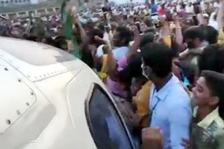 Video : तेजस्वी यादव यांच्या प्रचारसभेत हेलिकॉप्टरभोवती सेल्फीसाठी झाली तोबा गर्दी