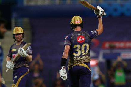 IPL 2020 : बुडत्या KKR ला कमिन्सचा आधार ! अर्धशतकी खेळीने सावरला संघाचा डाव