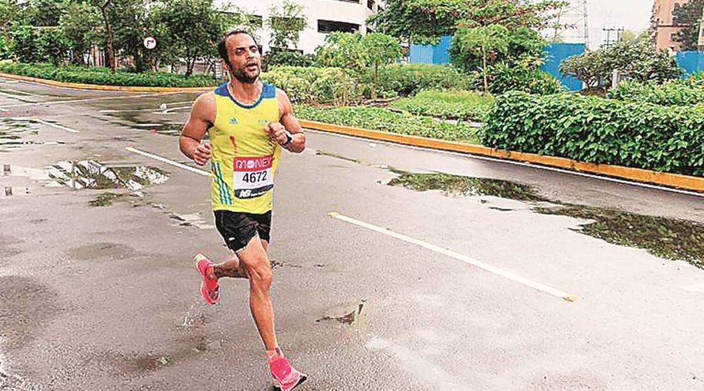 मुंबई : वडाळ्यातील रस्त्यावरुन लंडन मॅरेथॉनमध्ये व्हर्च्युअली सहभागी होत हिमांशू सरीन यानं ४२.१९ किमी अंतर पूर्ण केलं.