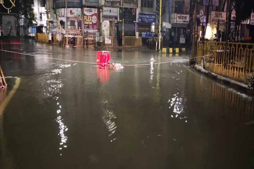 पिंपरी-चिंचवडमध्ये मुसळधार पाऊस, अनेक घरांमध्ये शिरलं पाणी; चौकांना तलावाचं स्वरूप पिंपरी-चिंचवडमध्ये मुसळधार पाऊस, अनेक घरांमध्ये शिरलं पाणी; चौकांना तलावाचं स्वरूप