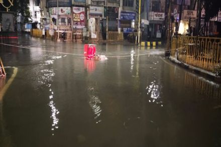 पिंपरी-चिंचवडमध्ये मुसळधार पाऊस, अनेक घरांमध्ये शिरलं पाणी; चौकांना तलावाचं स्वरूप पिंपरी-चिंचवडमध्ये मुसळधार पाऊस, अनेक घरांमध्ये शिरलं पाणी; चौकांना तलावाचं स्वरूप