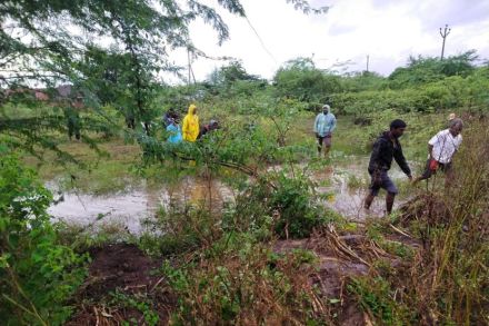 पुण्यात ओढ्याला आलेल्या पुरामध्ये चार जण वाहून गेले पुण्यात ओढ्याला आलेल्या पुरामध्ये चार जण वाहून गेले