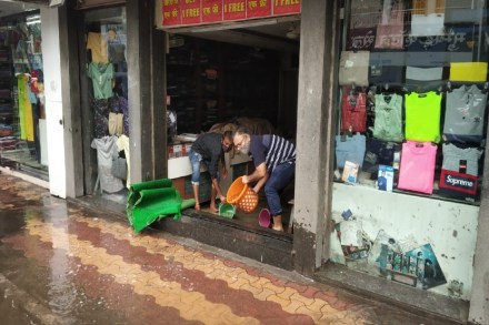 आधी करोनाने व्यवसाय मारला आणि आता पावसाने.. सांगा कसं जगायचं? आधी करोनाने व्यवसाय मारला आणि आता पावसाने.. सांगा कसं जगायचं?