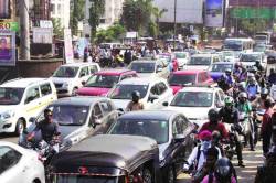 हुश्श! रश्मी वहिनींच्या माहेरची मंडळी सासरी जाताना… शीळ फाट्याच्या वाहतूक कोंडीवरुन मनसेचा टोला