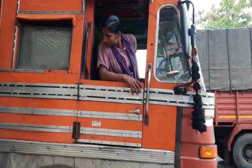 कुटुंब चालवण्यासाठी ट्रकचं स्टेअरिंग हाती घेण्याऱ्या आईची गोष्ट! कुटुंब चालवण्यासाठी ट्रकचं स्टेअरिंग हाती घेण्याऱ्या आईची गोष्ट!