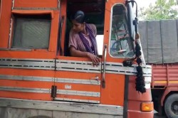 कुटुंब चालवण्यासाठी ट्रकचं स्टेअरिंग हाती घेण्याऱ्या आईची गोष्ट!