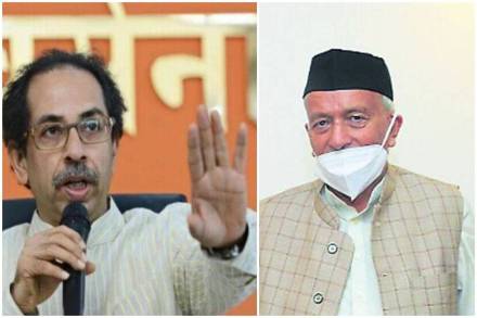 राज्यातील मंदिर खुली करण्यावरून भाजपा आक्रमक झालेली असतानाच राज्यपाल भगतसिंह कोश्यारी यांनी मुख्यमंत्री उद्धव ठाकरे यांना पत्र पाठवत हिंदुत्वावरून चिमटा काढला होता. राज्यपालांनी पाठवलेल्या पत्राला मुख्यमंत्र्यांनी धर्मनिरपेक्षतेची आठवण करून देत उत्तर दिलं. मुख्यमंत्र्यांनी पत्राद्वारे घेतलेल्या भूमिकेचं राजकीय वर्तुळातून आणि समाज माध्यमातून कौतुक झालं होतं. या पत्रासाठी ठाकरे कौतुकाचे धनी ठरले आहेत. ज्ञानपीठ पुरस्कारानं सन्मानित साहित्यिकांसह महाराष्ट्रातील १०४ साहित्यिकांनी मुख्यमंत्री ठाकरे यांचं कौतुक केलं आहे. (सर्व छायाचित्रं संग्रहित)