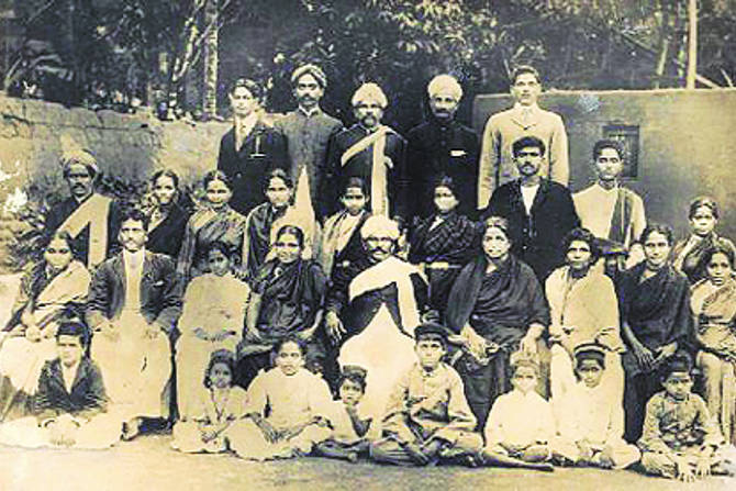 मध्यमवर्गात मोडणाऱ्या किंवा मध्यमवर्गीय मानसिकता असलेल्या भारतीय समाजाला आणि इथल्या सामाजिक मानसिकतेत कौटुंबिक सौख्याचा गोडवा हे सुखाच्या सर्वोच्च अभिव्यक्तींपैकी एक अभिव्यक्ती समजली जाते. मध्यमवर्गात मोडणाऱ्या किंवा मध्यमवर्गीय मानसिकता असलेल्या भारतीय समाजाला आणि इथल्या सामाजिक मानसिकतेत कौटुंबिक सौख्याचा गोडवा हे सुखाच्या सर्वोच्च अभिव्यक्तींपैकी एक अभिव्यक्ती समजली जाते.