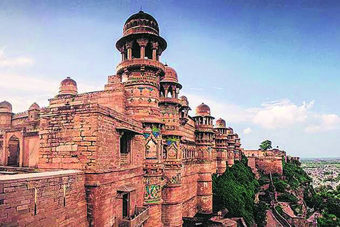 माझी आई आणि तिच्या माहेरकडील पूर्वज हे ग्वाल्हेरचे. माझी आई आणि तिच्या माहेरकडील पूर्वज हे ग्वाल्हेरचे.