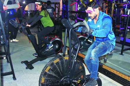 व्यायामशाळा सुरू, मात्र प्रतिसाद कमी व्यायामशाळा सुरू, मात्र प्रतिसाद कमी