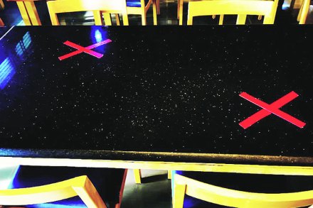 काही उपाहारगृह मालक परराज्यात गेलेल्या आपल्या कामगारांना परत बोलावण्यासाठी प्रयत्नांची पराकाष्ठा करताना दिसत आहेत.