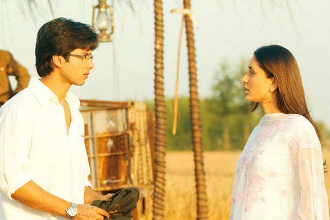 ‘जो कुछ इन्सान रिअल मे चाहता है..’; शाहिदसोबतचा फोटो पोस्ट करत करीनाने सांगितली आठवण