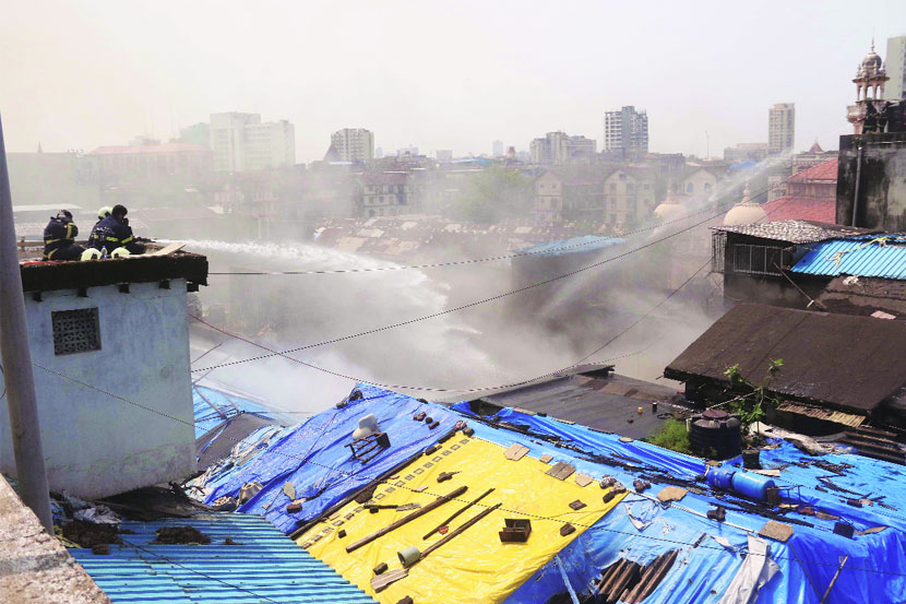 दक्षिण मुंबईतील कटलरी मार्केटमधील इमारतीला गेल्या आठवड्यात आग लागली. ही आग विझवताना अग्निशामक दलाच्या जवानांना अडचणी आल्या.