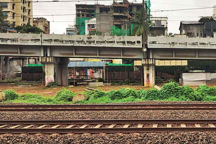 रुळांजवळील ९७८ अतिक्रमणांवर हातोडा