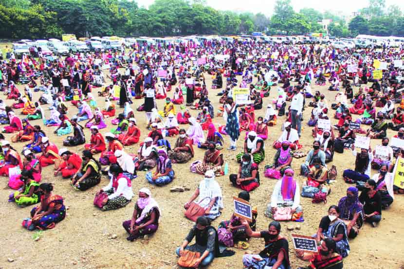 इदगाह मैदानावर मूक मोर्चासाठी जमलेल्या ग्रामीण जीवनोन्नती अभियानात कार्यरत महिला.