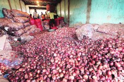 कांदा नव्वदीपार!