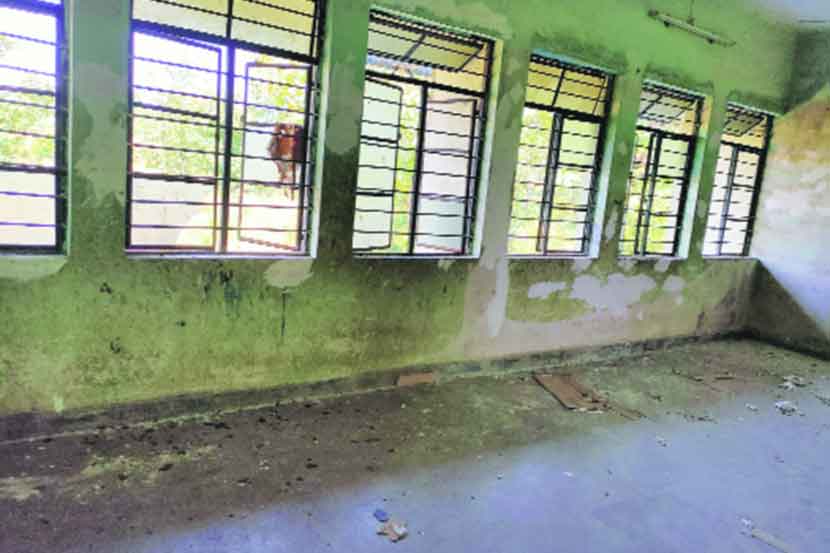 तीन कोटी रुपये खर्चून बांधलेल्या शाळा-वसतिगृह इमारतीची दुरवस्था