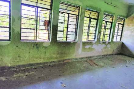तीन कोटी रुपये खर्चून बांधलेल्या शाळा-वसतिगृह इमारतीची दुरवस्था
