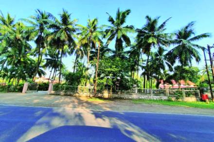 सरकारी जागेचा व्यापारी कारणासाठी वापर केला जात असल्याने शासनाने जागेची मोजमाप करून जागेचा गैरवापर थांबवण्याची मागणी होत आहे.  सरकारी जागेचा व्यापारी कारणासाठी वापर केला जात असल्याने शासनाने जागेची मोजमाप करून जागेचा गैरवापर थांबवण्याची मागणी होत आहे.