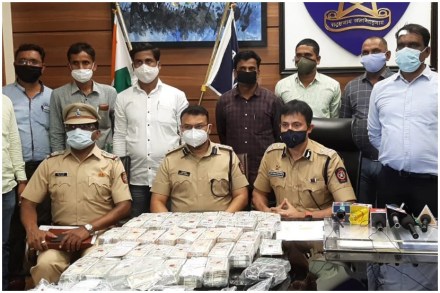 झटपट श्रीमंत होण्यासाठी उच्च शिक्षित तरुणांनी फोडले एटीएम; ७७ लाख केले लंपास झटपट श्रीमंत होण्यासाठी उच्च शिक्षित तरुणांनी फोडले एटीएम; ७७ लाख केले लंपास