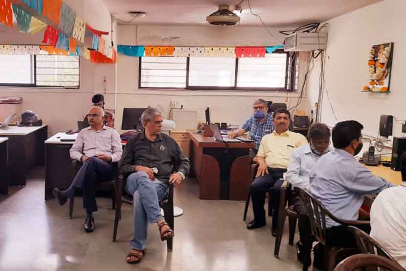 अंतिम वर्षांच्या परीक्षांमुळे विद्यापीठातील परीक्षा विभागाला ‘वॉर रूम’चे रूप आले आहे. सोमवारी परीक्षा सुरू झाल्यापासून कु लगुरू डॉ. नितीन करमळकर, प्र कु लगुरू एन. एस. उमराणी सातत्याने परीक्षांवर लक्ष ठेवून होते. वाणिज्य आणि व्यवस्थापन विभागाचे अधिष्ठाता डॉ. पराग काळकर, विज्ञान आणि तंत्रज्ञान विभागाचे अधिष्ठाता डॉ. मनोहर चासकर आदी या वेळी उपस्थित होते.