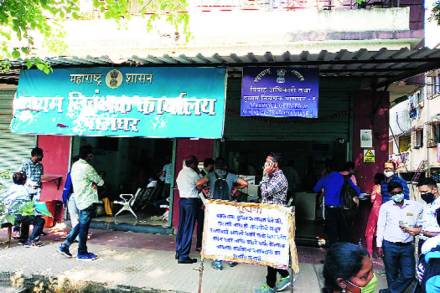 ग्रामीण क्षेत्रासाठी तीन टक्के तर शहरी व प्रभावित क्षेत्रांत दोन टक्के मुद्रांक शुल्क (स्टॅम्प डय़ुटी) कमी केल्याने मोठय़ा प्रमाणात स्थावर मालमत्ता खरेदी-विक्री, करारनामा करून घेण्याचे काम वेगात सुरू आहे हे यावरून दिसून येत आहे.