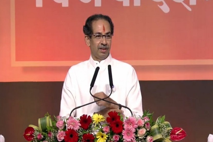 "शिवसेनेसह महाराष्ट्रात, विष्णोई यांच्यासह हरयाणात व आता नितीशकुमार यांच्यासह बिहारमध्ये हाच पाठीत वार करण्याचा डाव खेळत आहेत. दहीहंडी फोडताना पाया मजबूत हवा नाही तर पाया ढासळतो आणि वरचा माणूस दोरीला लटकतो. आधी शिवसेना, मग अकाली व आता इतर काही जण रालोआ व भाजपमधून बाहेर पडत आहेत. पाया ढासळत आहे."