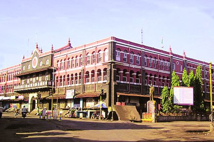 पाडव्याच्या मुहूर्तावर दर्शन घेण्यासाठी महालक्ष्मी चरणी भाविकांची रीघ